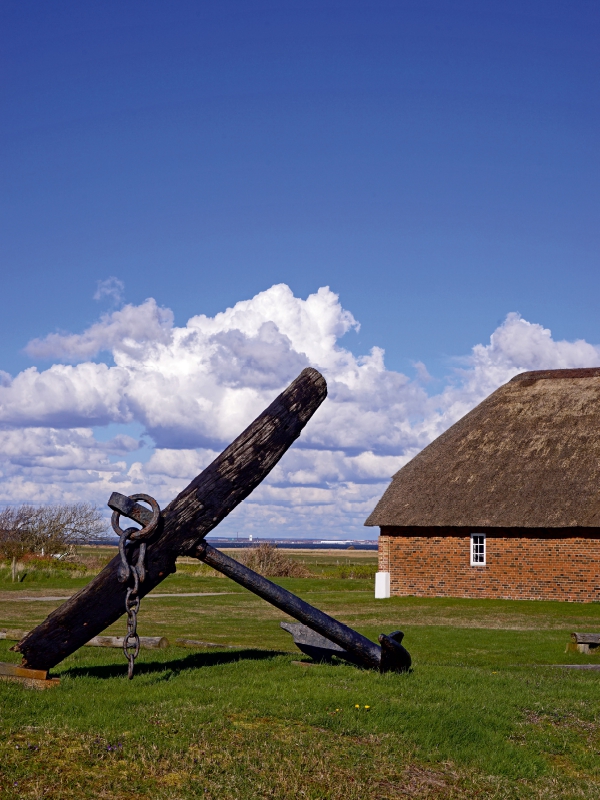 Alter Anker an einem Haus in Hvide Sande