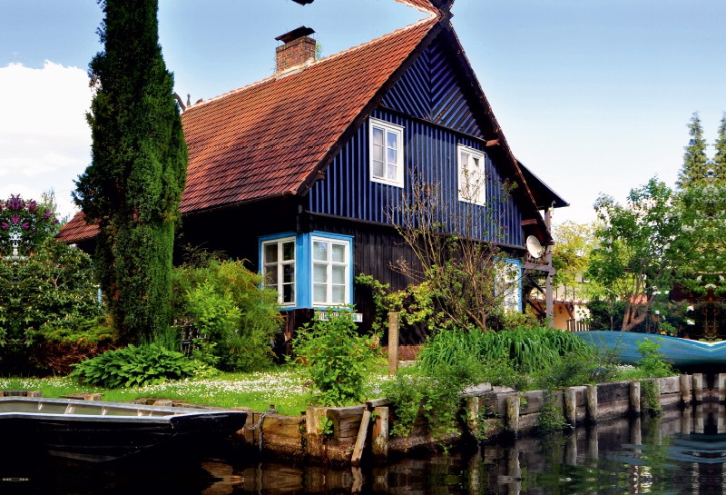 Holzhaus am Wasser