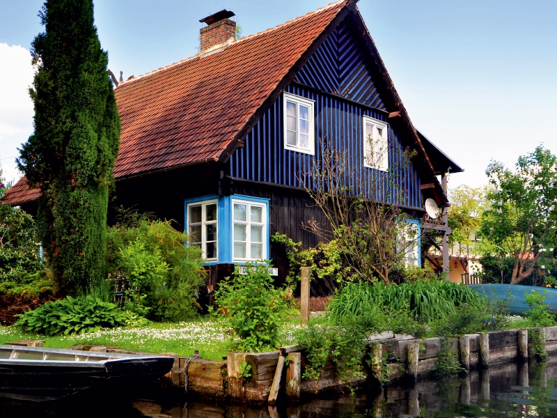 Holzhaus am Wasser