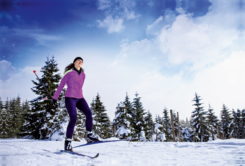 Skaterin im Thüringer Wald