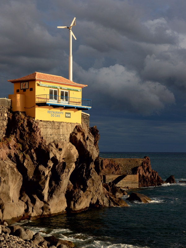 Restaurant über dem Meer