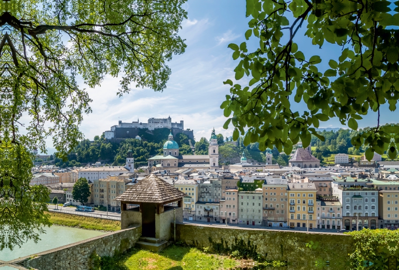 SALZBURG Blick auf die Altstadt mit alter Stadtmauer