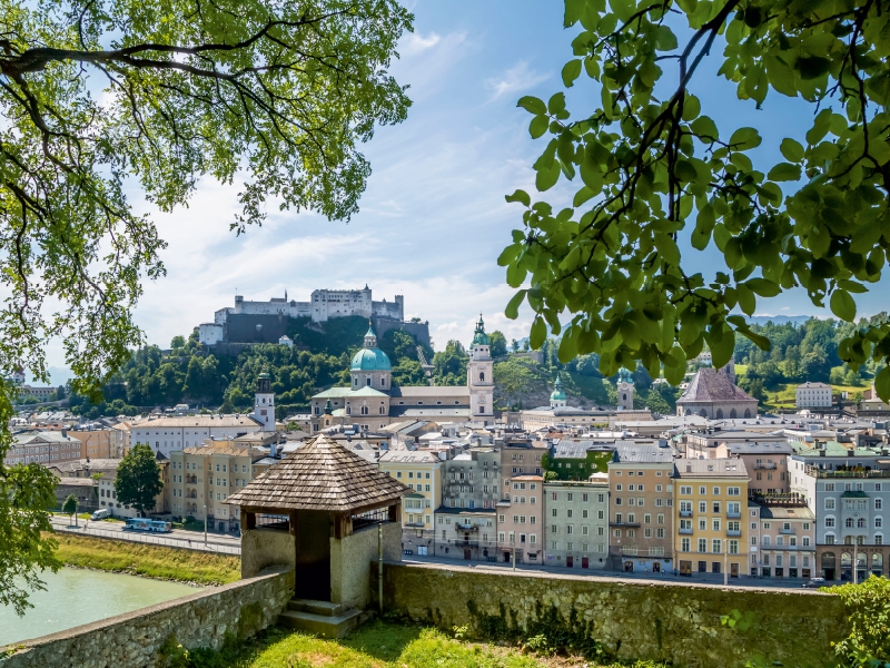 SALZBURG Blick auf die Altstadt mit alter Stadtmauer