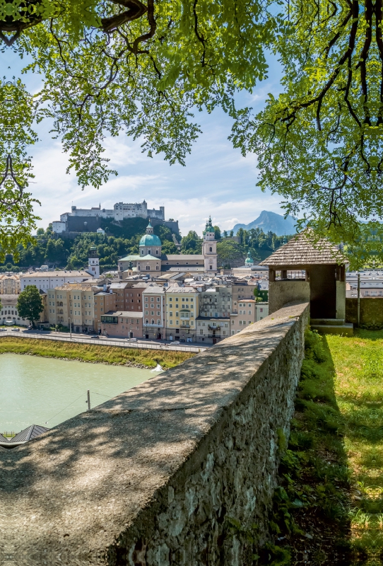 SALZBURG Blick auf die Altstadt mit Stadtmauer