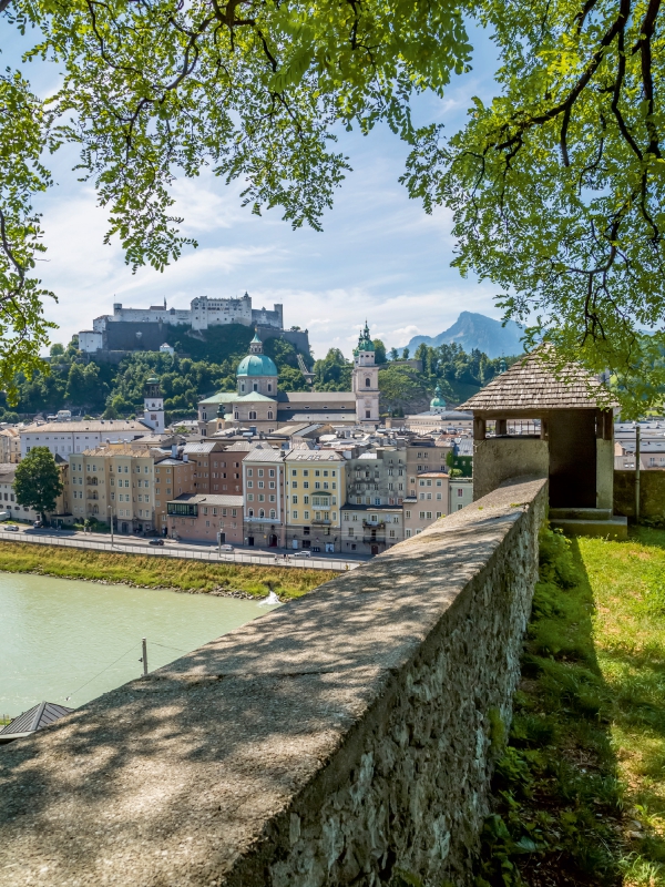 SALZBURG Blick auf die Altstadt mit Stadtmauer