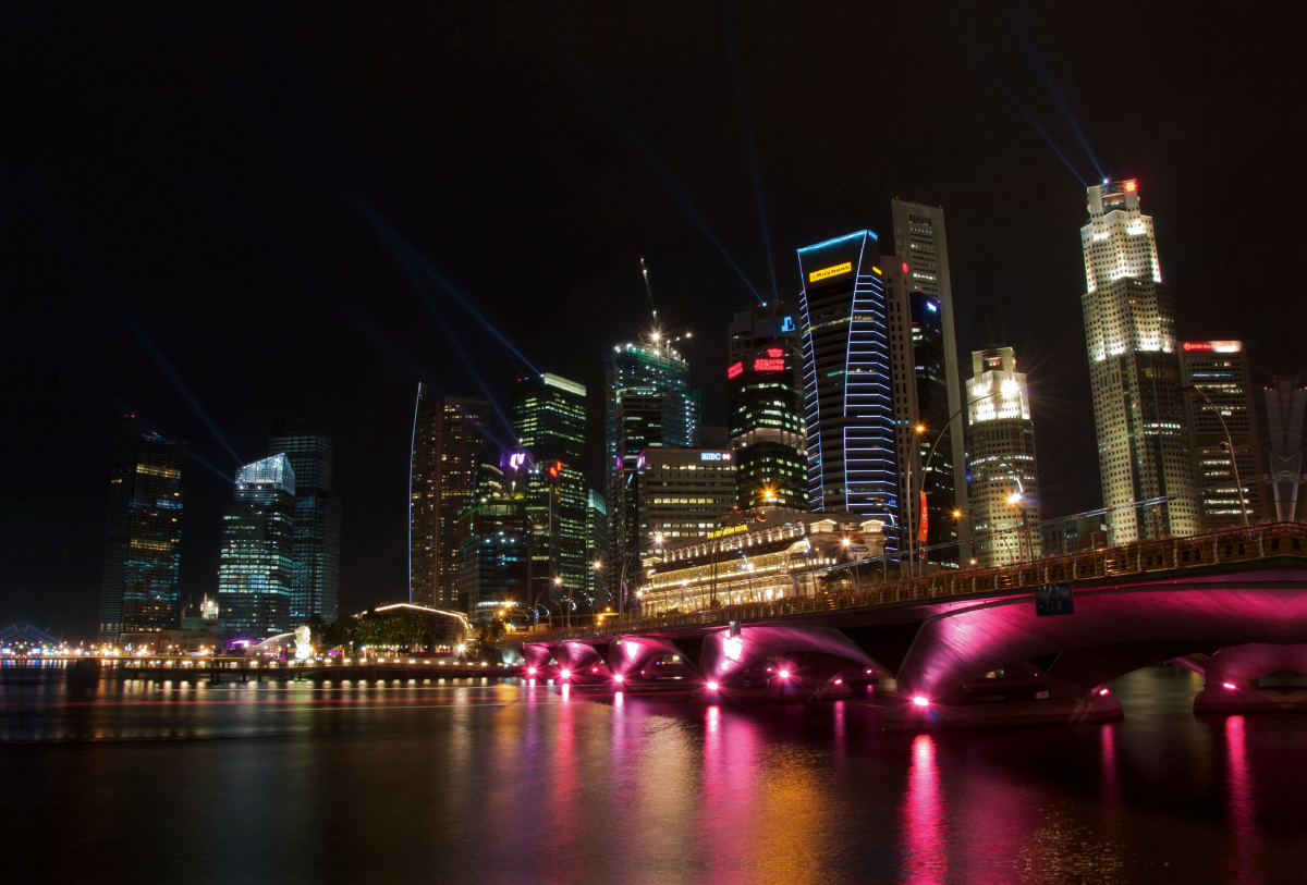 Esplanade-Brücke mit Singapur-Skyline