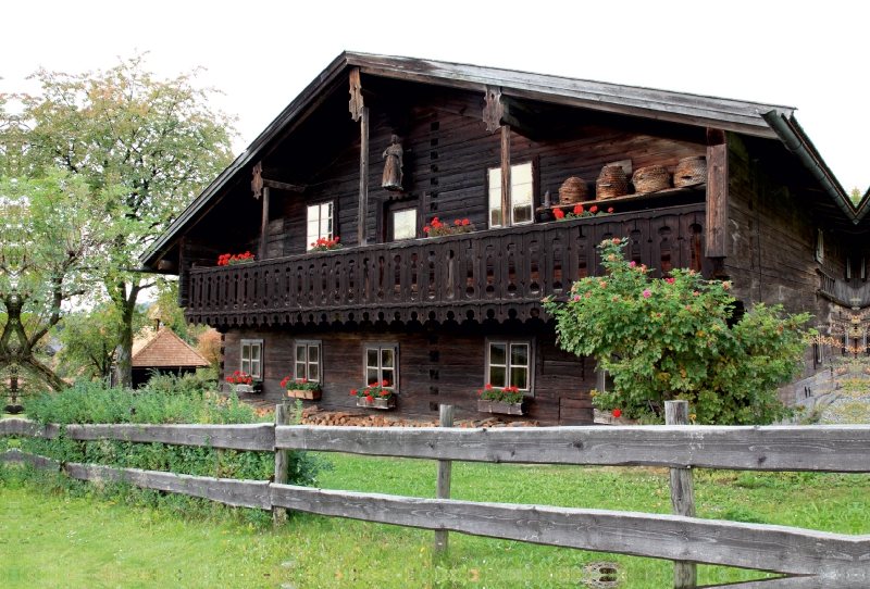 historisches Bauernhaus aus Holz im Bayerischen Wald, Bayern, Deutschland, Europa