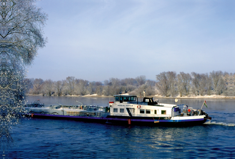 Donau in Bayern mit Schiff