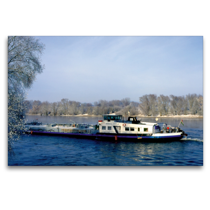 Donau in Bayern mit Schiff