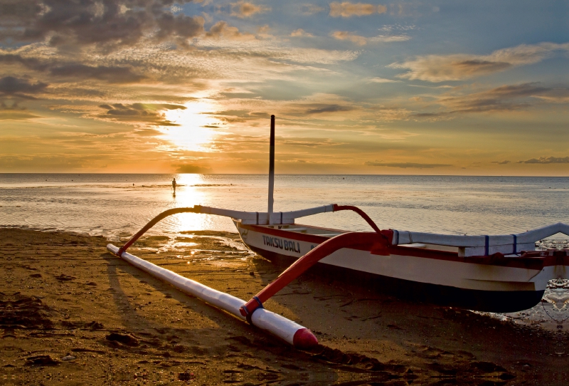 Bali-Sonnenuntergang am Lvina Beach