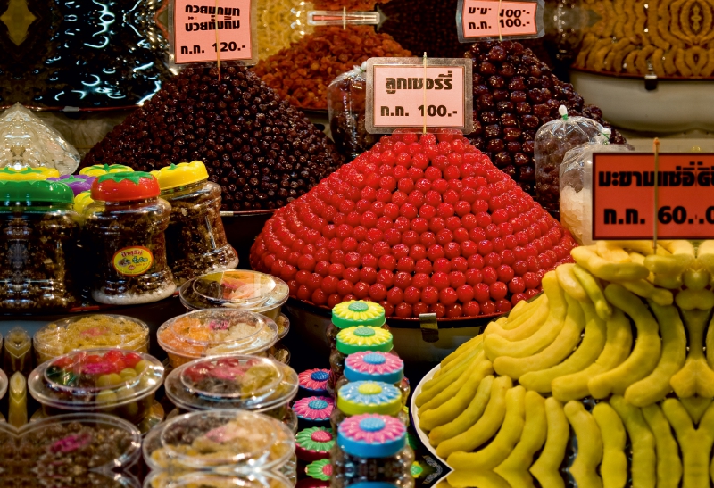 Marktstand mit kandierten Früchten - Thailand