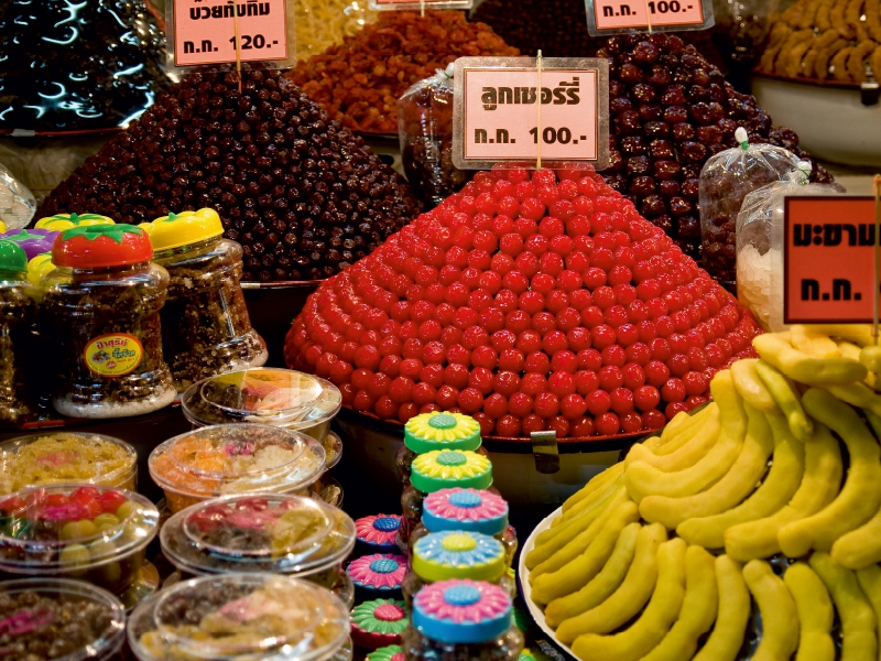 Marktstand mit kandierten Früchten - Thailand