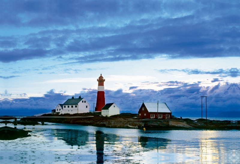 Norwegen: Leuchtturm in einer hellen Sommernacht