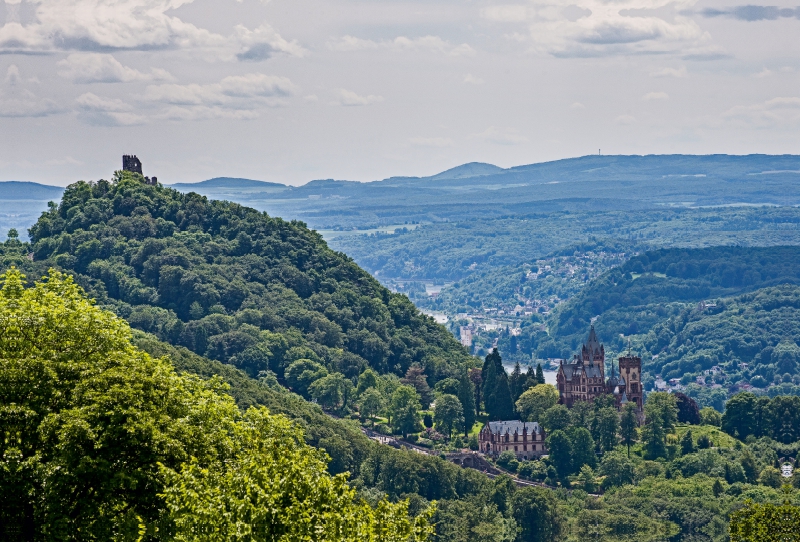 Blick vom Petersberg auf den Drachenfels