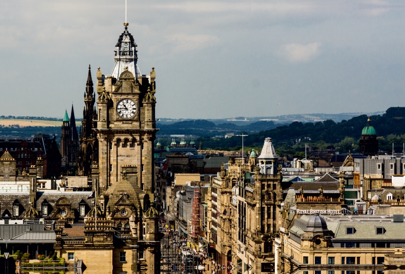 Blick auf die Princes Street mit Glockenturm