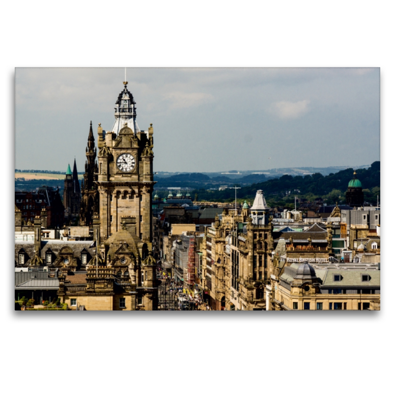 Blick auf die Princes Street mit Glockenturm