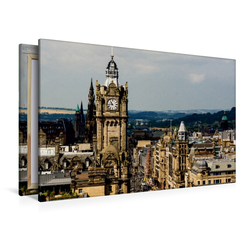 Blick auf die Princes Street mit Glockenturm