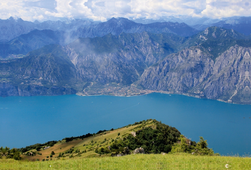 Blick vom Monte Baldo auf Limone sul Garda