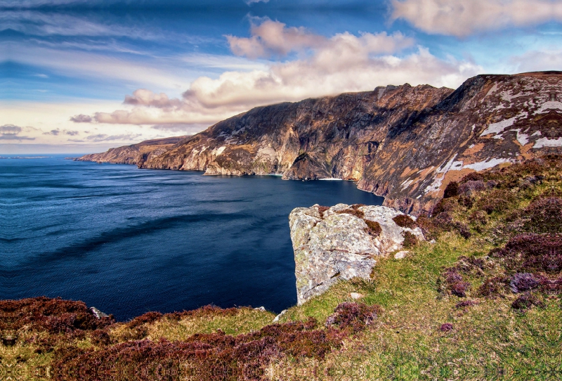 Ein Motiv aus dem Kalender Irland, grüne Insel mit rauer Küste