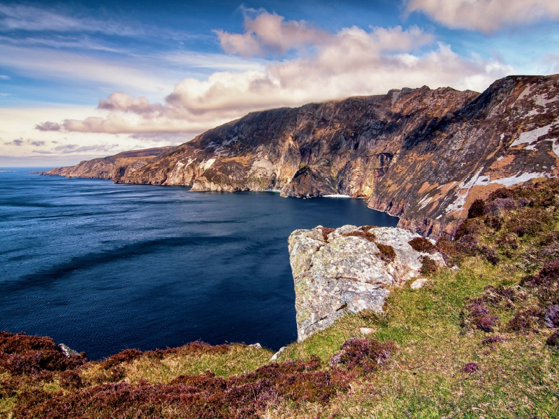 Ein Motiv aus dem Kalender Irland, grüne Insel mit rauer Küste