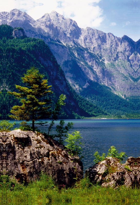 Obersee, umgeben von hohen Bergen