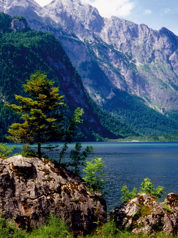 Obersee, umgeben von hohen Bergen