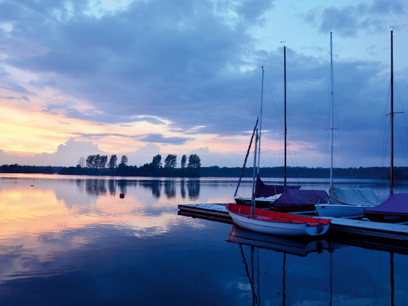 Boote zur blauen Stunde