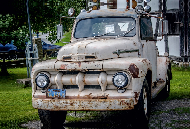 Ein Motiv aus dem Kalender FORD PICK-UPS F 1 - F 100