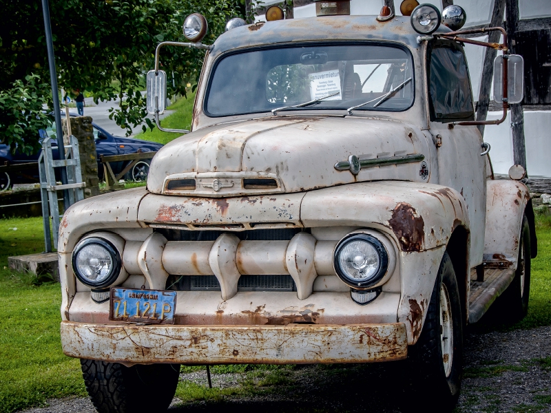 Ein Motiv aus dem Kalender FORD PICK-UPS F 1 - F 100