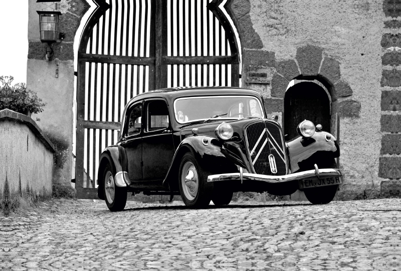 Ein Motiv aus dem Kalender Citroën 11 CV Traction Avant in schwarzweiss