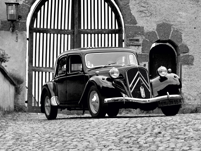 Ein Motiv aus dem Kalender Citroën 11 CV Traction Avant in schwarzweiss