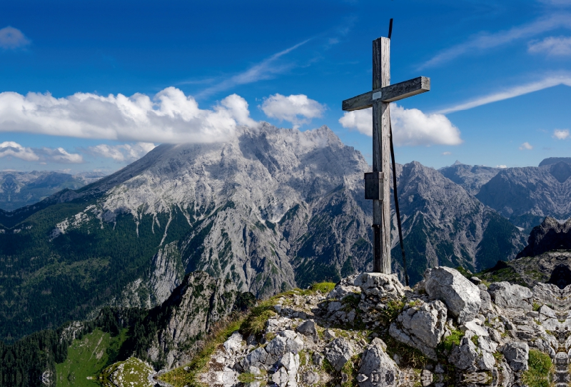 Gipfelkreuz vor Watzmann