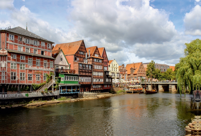 Blick von der Brausebrücke Lüneburg auf den Stintmarkt mit altem Lösecke-Haus