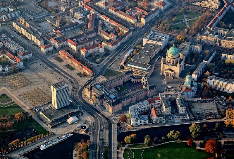 Lange Brücke mit Stadtschloss Landtag und Nicolaikirche in Potsdam