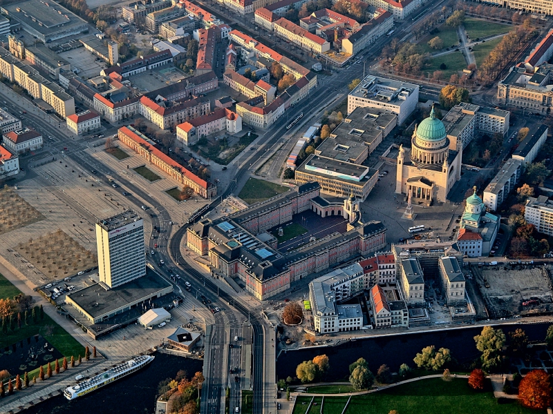 Lange Brücke mit Stadtschloss Landtag und Nicolaikirche in Potsdam