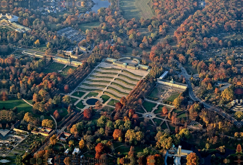 Schloss Sanssouci mit Weinberg-Terrassen und Großer Fontäne