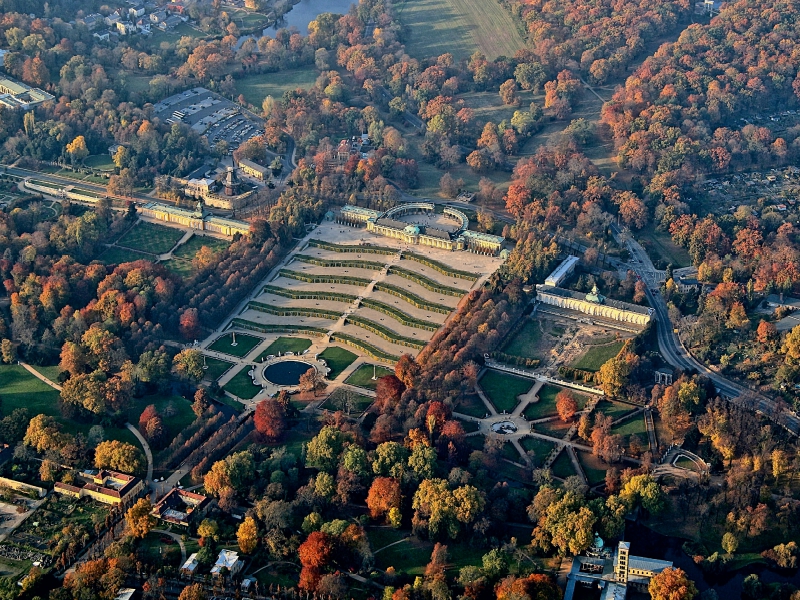 Schloss Sanssouci mit Weinberg-Terrassen und Großer Fontäne