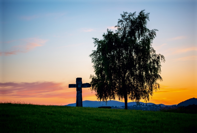 Kreuz im Sonnenuntergang