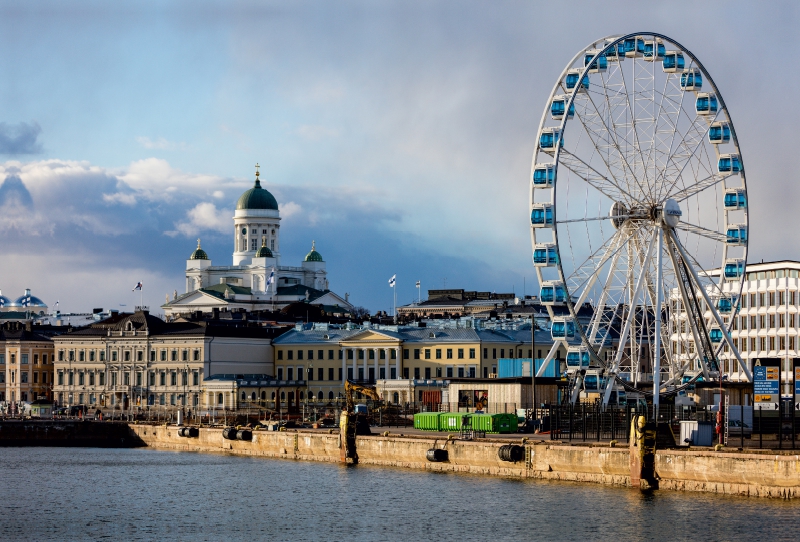 Blick auf den Hafen von Helsinki mit dem Dom im Hintergrund