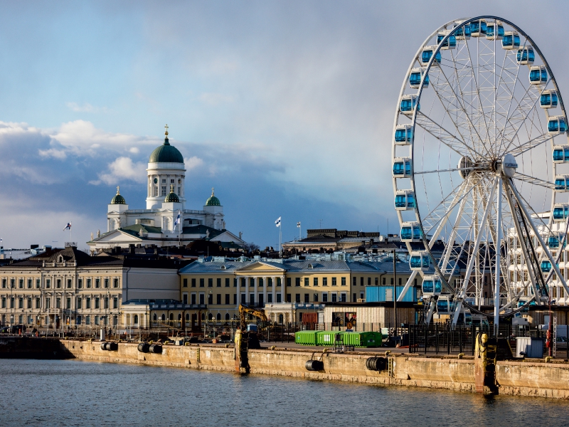 Blick auf den Hafen von Helsinki mit dem Dom im Hintergrund