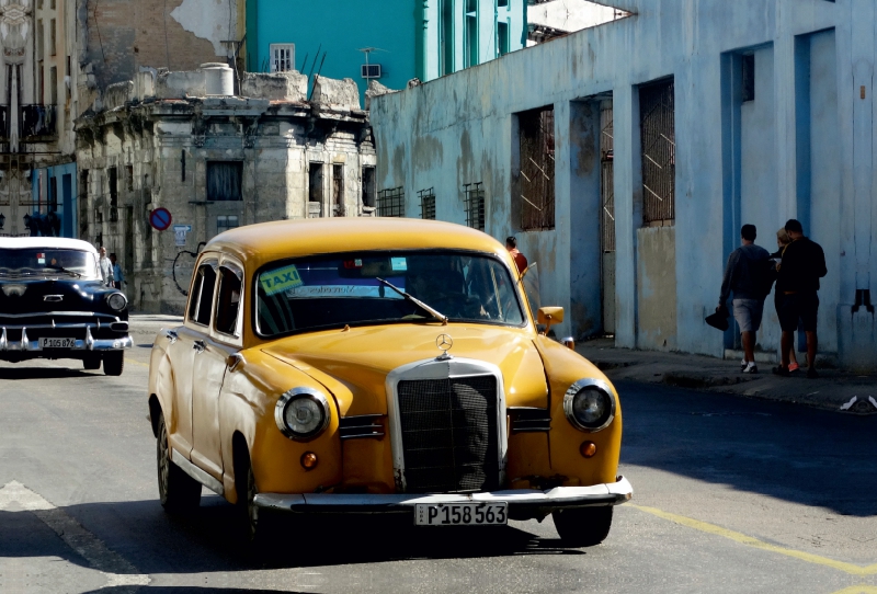 Der Oldtimer Mercedes 180 unterwegs in Havanna