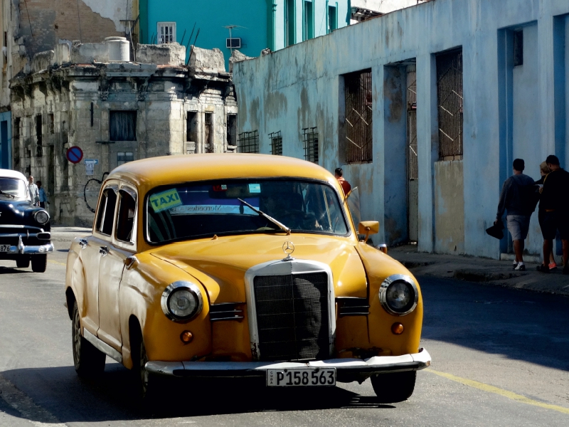 Der Oldtimer Mercedes 180 unterwegs in Havanna