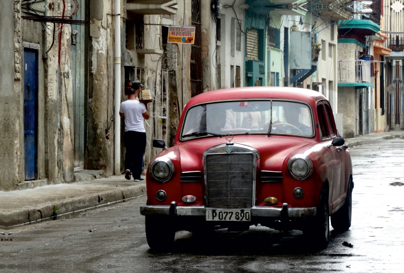 Der legendäre Oldtimer Mercedes 180 unterwegs in Havanna