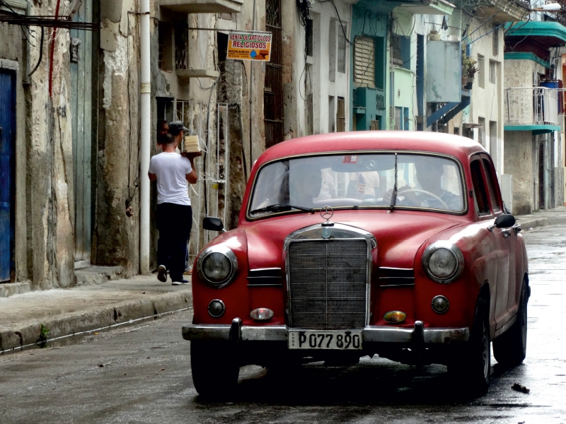 Der legendäre Oldtimer Mercedes 180 unterwegs in Havanna