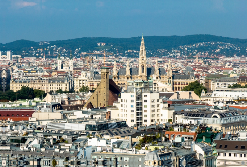 Blick vom Südturm des Stephansdom bis zum Rathaus in Wien