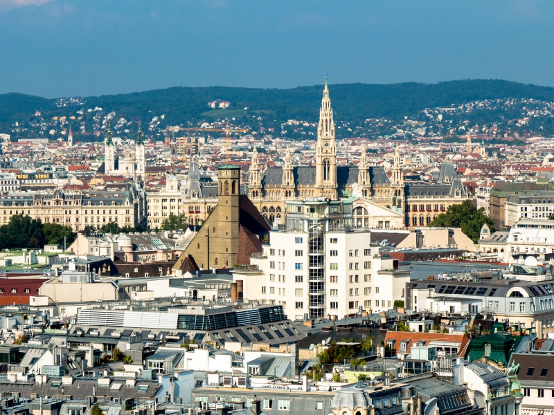 Blick vom Südturm des Stephansdom bis zum Rathaus in Wien