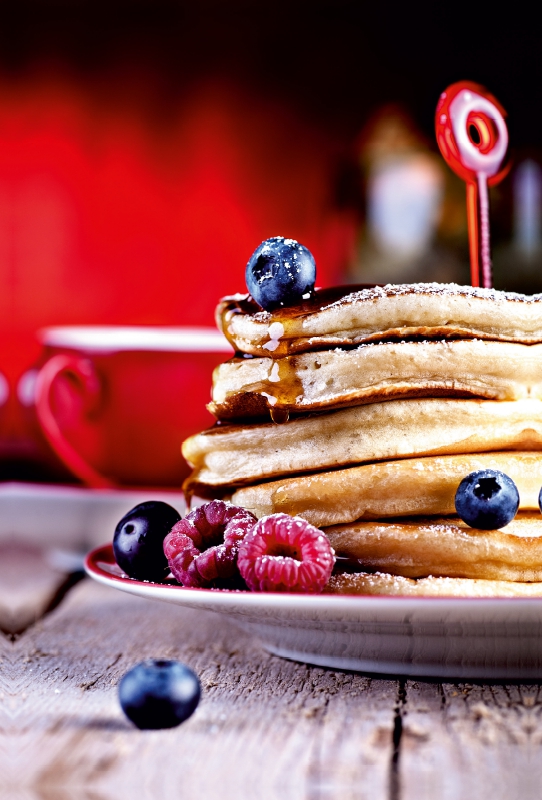 Stillleben mit Pfannkuchen und Beeren