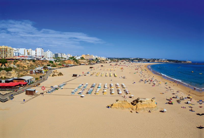 Der Strand von Portimao an der Algarve