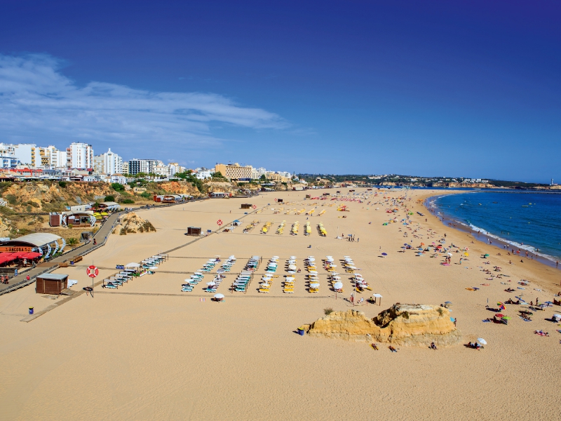 Der Strand von Portimao an der Algarve