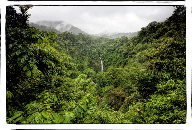 Wasserfall im Paradies -Nationalpark im Südosten Costa Ricas